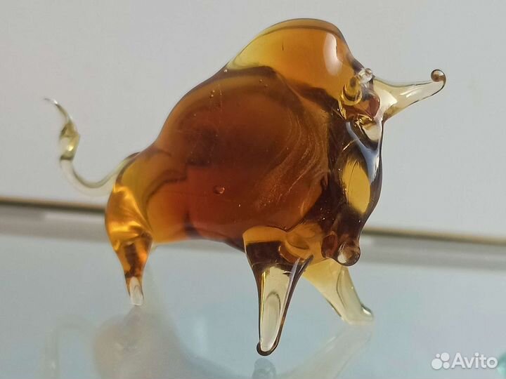 Фигурка из цветного стекла Бычок