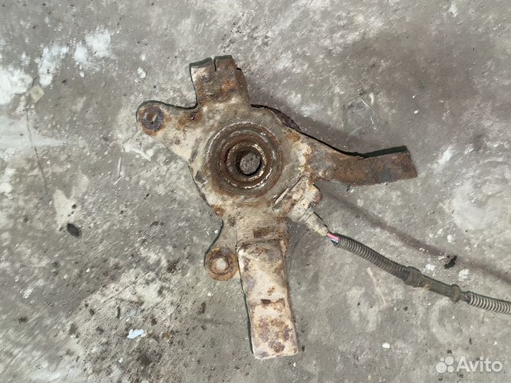 Поворотный кулак Peugeot 405