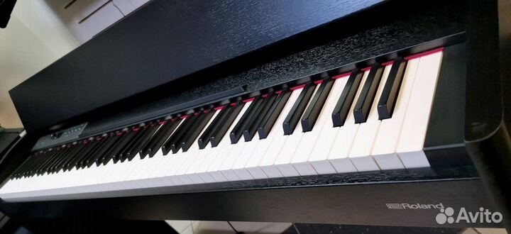 Roland F701-CB Цифровое пианино, черное