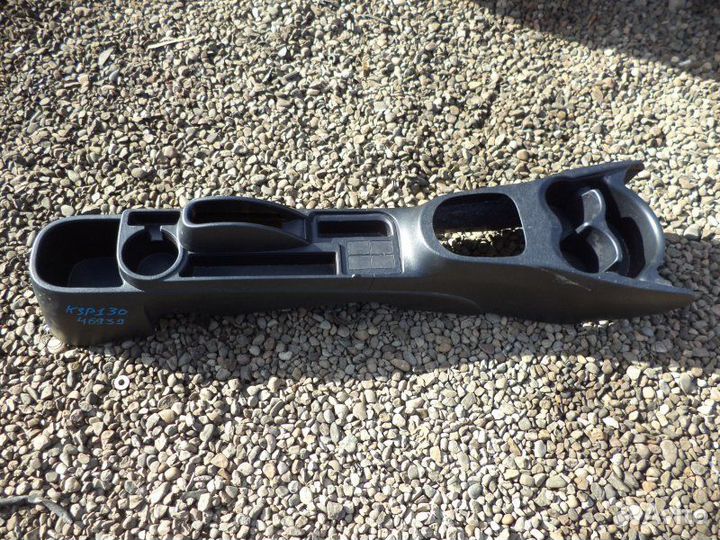 Бардачок между сиденьями Toyota Vitz KSP130 1KR-FE