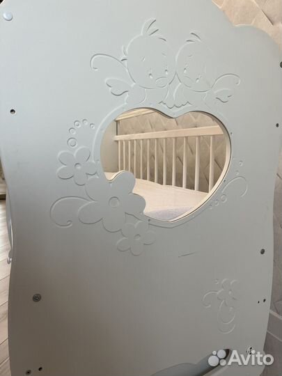 Детская кроватка с маятником и ящиком