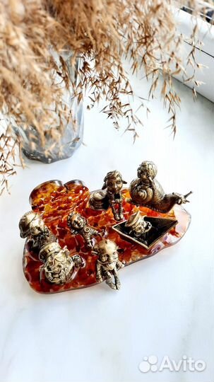 Хомлины на подставке из янтаря