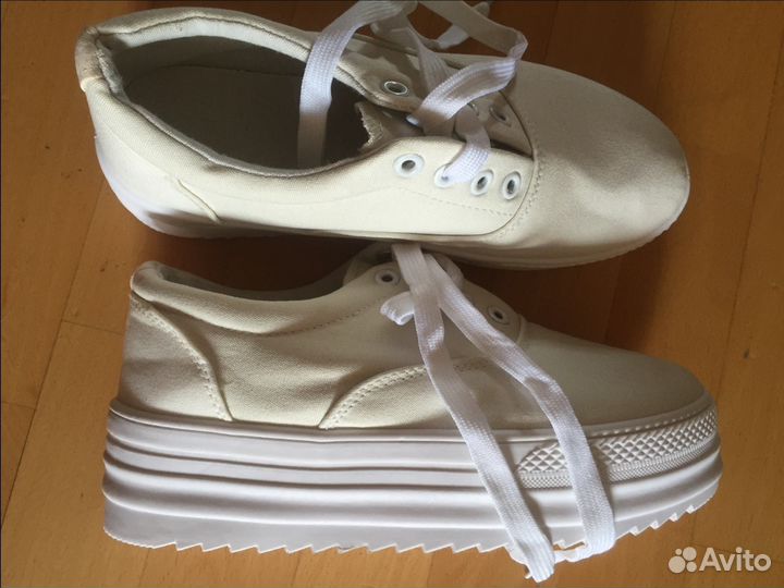 Белые кеды на платформе