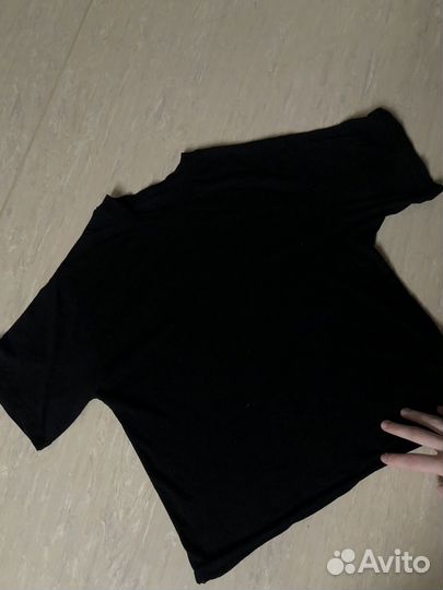 Короткая футболка