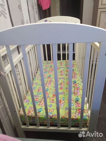 Детская кроватка с маятником белая