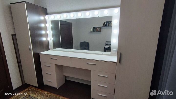 Стол визажиста