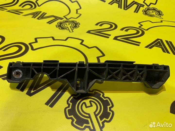 Крепление бампера переднее левое Toyota Harrier