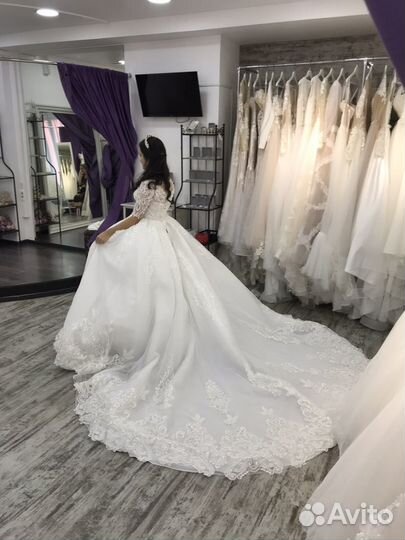 Свадебное платье со длинным шлейфом