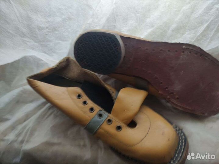 Лыжные ботинки ретро