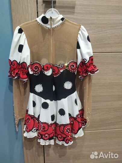 Платье для выступлений по фигурному катанию