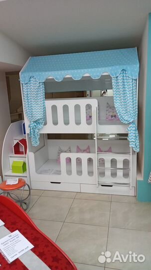 Двухъярусная кровать домик