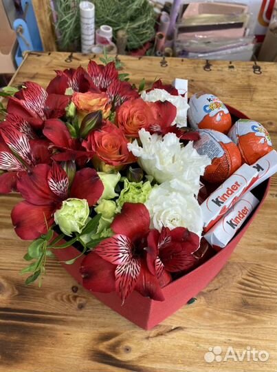 Коробка сердцем с цветами и киндерами