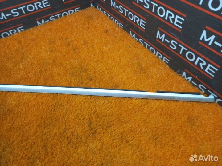 Молдинг стекла двери передний правый Porsche