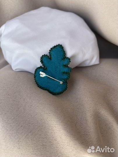 Брошь из бисера «Листик»