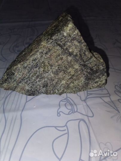 Камень необработанный апатит, 957г