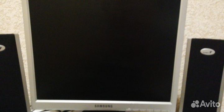 Монитор Samsung, клавиатура и мышка Logitech