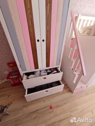 Комплект мебели в детскую комнату