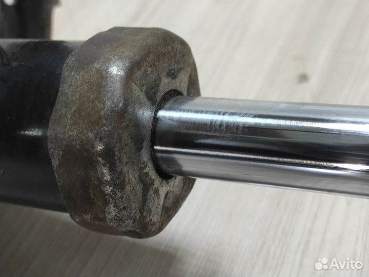 Амортизатор передний левый Toyota Corona Premio T2