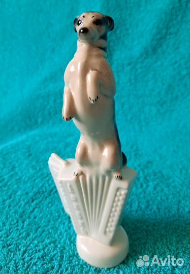 Фарфоровые статуэтка, Манюня на аккордеоне