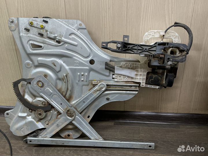 Передний левый стеклоподьемник на Хундай ix 35