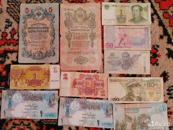 Коллекция монет и бумажных денег