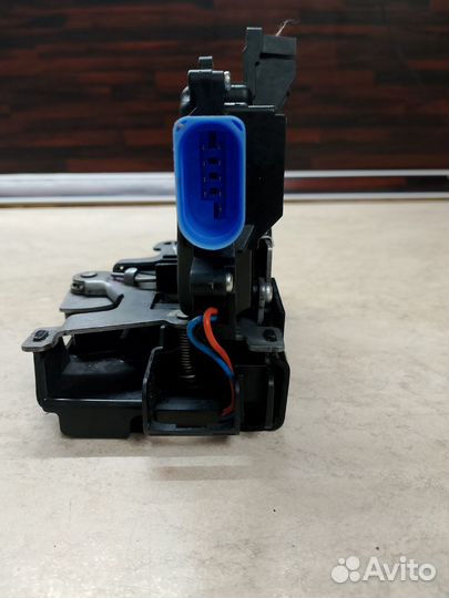 Замок передней правой двери volkswagen джетта5