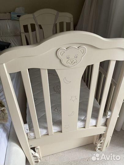 Детская кроватка с маятником