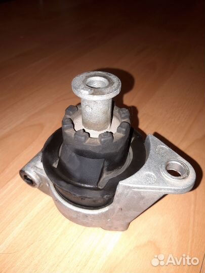 Опора двигателя задняя.Опель Астра H