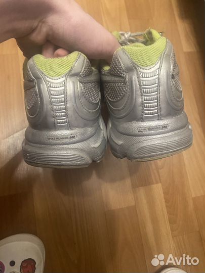 Vetements x reebok spike runner 200