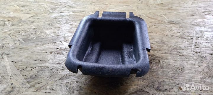 Карман под ремень безопасн. в средней лев. стойки