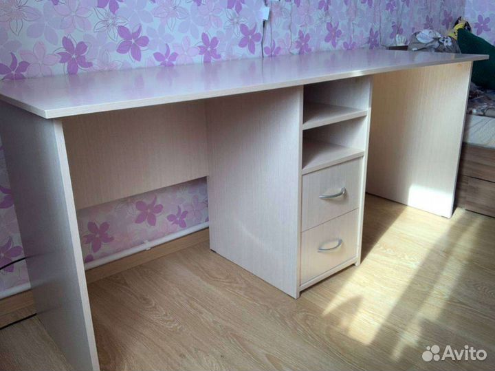 Письменный стол с ящиками