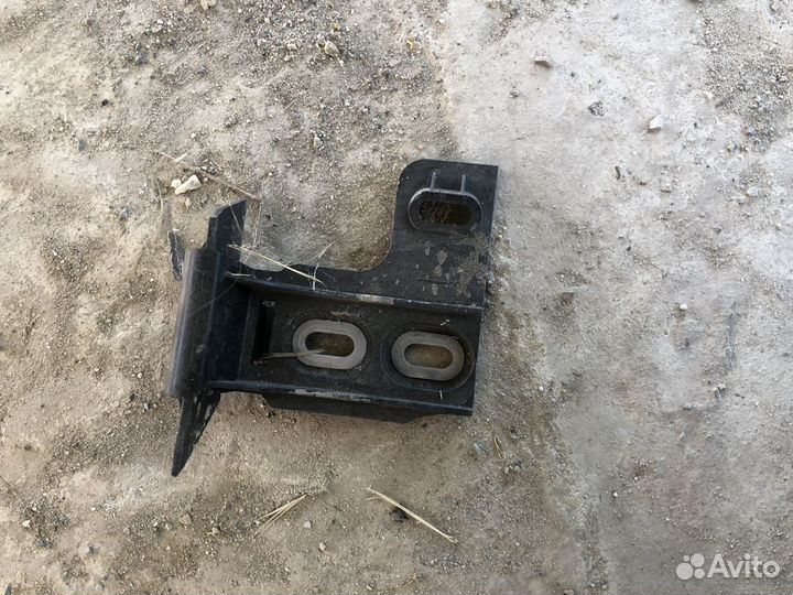 Кронштейн бампера пластиковый Audi A8 D4 4H0807140