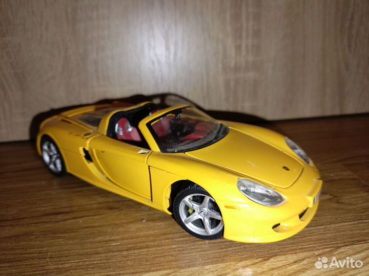 Модель автомобиля Porsche Carrera GT 1/24