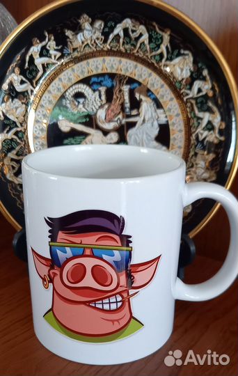 Бокал со стикером и надписью