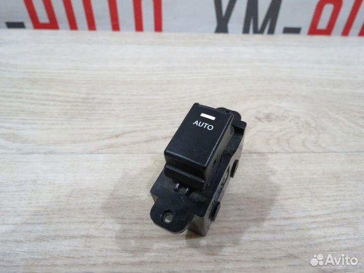 Кнопка стеклоподъемника задняя левая Kia Sorento