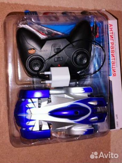 Машинка ездит по стенам