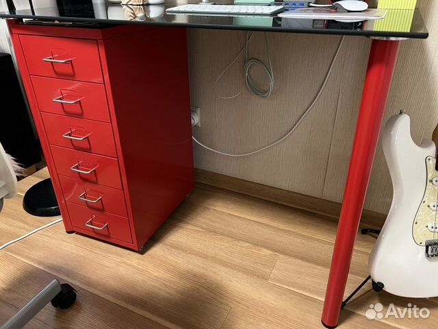 Интерьер с красным шкафом