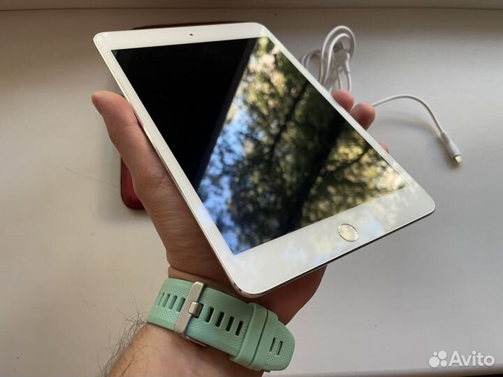 Apple iPad mini 4 в хорошем состоянии