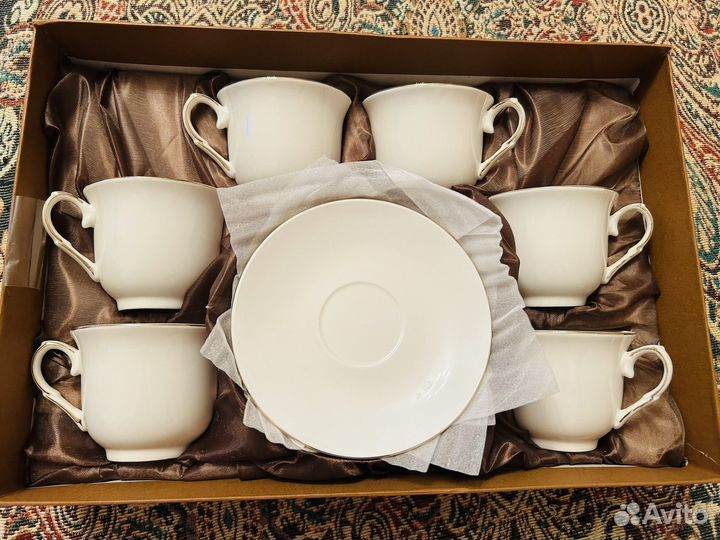 Фарфоровый чайный сервиз