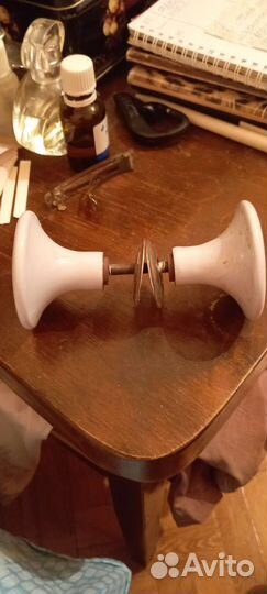 Две Дверные ручки