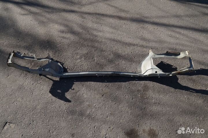 Nissan 62510-AV630 Опора радиатора