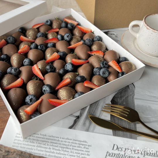 Набор из клубники в шоколаде с нарезкой из ягод