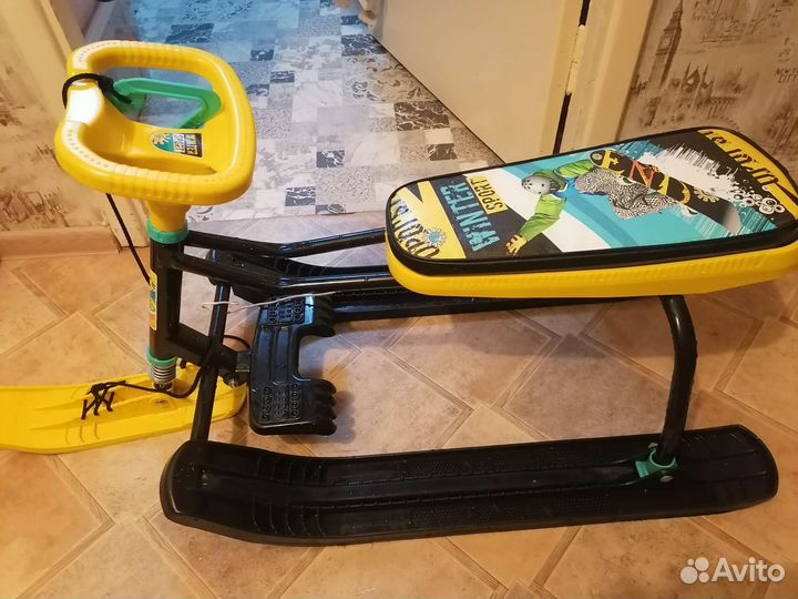 Детский снегокат с ручкой бу