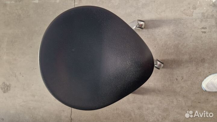 Стул для мастера педикюра