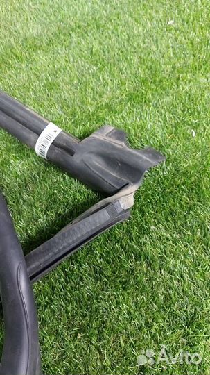 Уплотнитель дверного проема задний правый Tesla