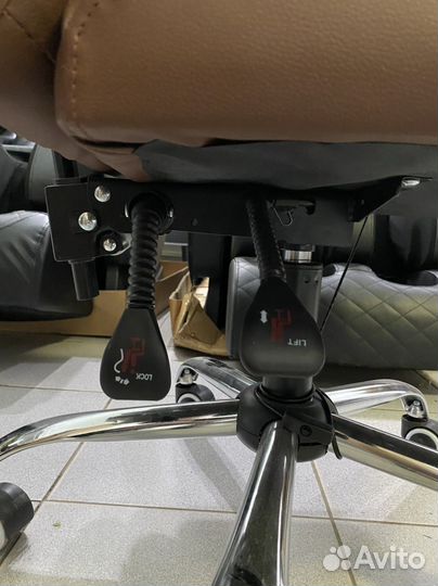 Офисное кресло янтарное