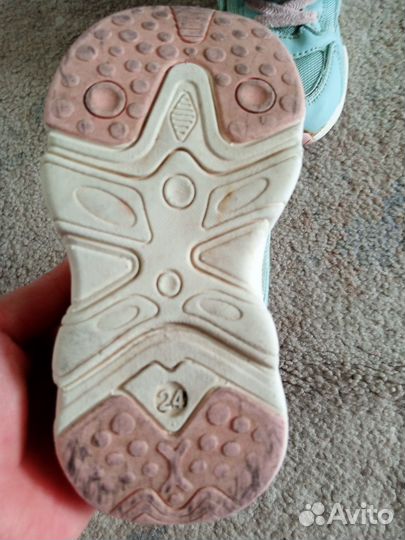 Кроссовки на девочку 24