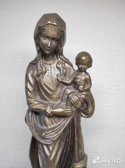 Статуя Дева Мария