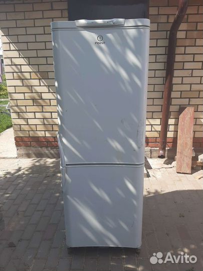 Холодильник бу. indesit c132g.016