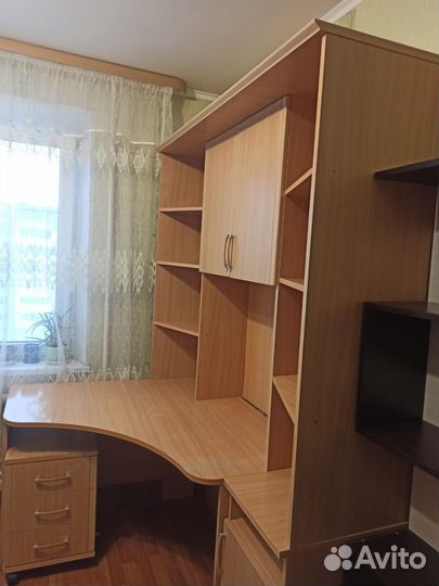 Угловой письменный стол с полками